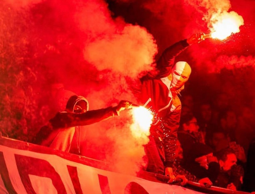 "Adeptos" de futebol usando pirotecnia.