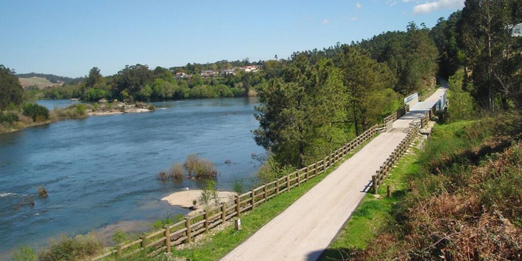 Paisagem do Rio Minho, à beira do qual se desenvolve o enredo de "Maria Manuel" de Paulo Moreira.