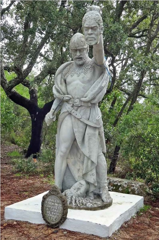 Estátua de Geraldo Geraldes, O Sem Pavor, em Évora, cidade que conquistou.