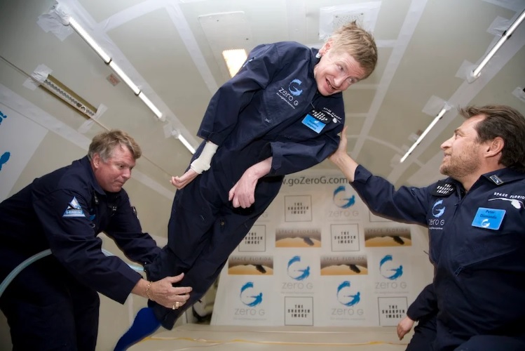 Stephen Hawking flutua em voo de gravidade 0, realizado pela empresa Zero-G Corp