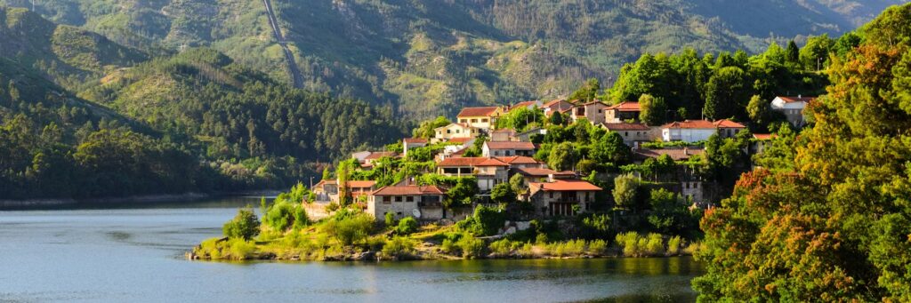 Paisagem do Rio Minho, à beira do qual se desenvolve o enredo de "Maria Manuel" de Paulo Moreira.