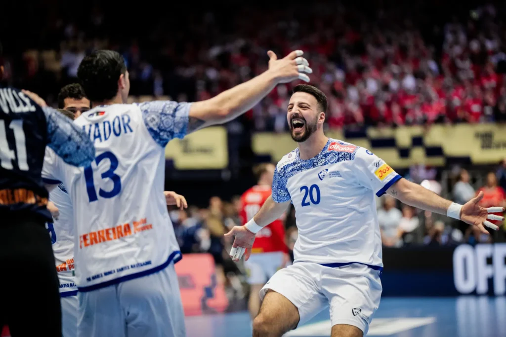 Miguel Neves e Salvador Salvador, jogadores da Seleção Portuguesa de Andebol em celebração