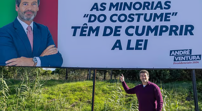 André Ventura candidato às Presidenciais 2026 junto a um dos seus cartazes de campanha